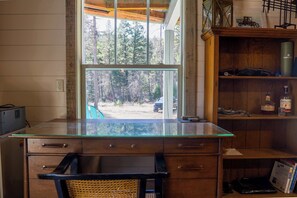 Mökki, useita sänkyjä, patio, vuoristonäköala (Off Grid Retreat) | Sisätilat