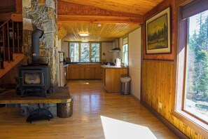 Mökki, useita sänkyjä, patio, vuoristonäköala (Off Grid Retreat) | Yksityinen keittiö