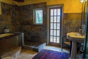 Cabaña, varias camas, patio, vista a la montaña (Off Grid Retreat) | Baño | Toallas 