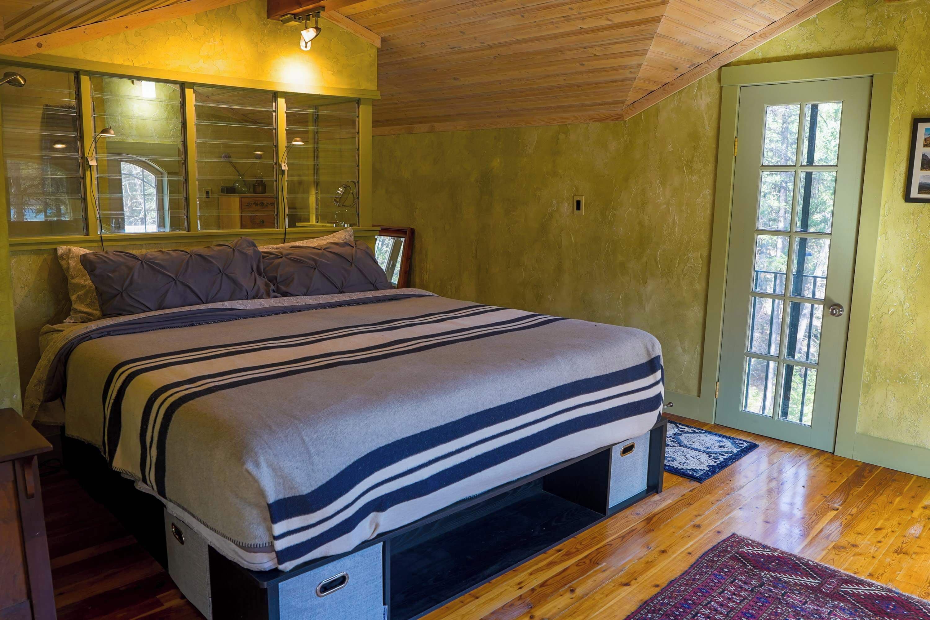 Cabin, nhiều giường, sân hiên, quang cảnh núi (Off Grid Retreat) | 2 phòng ngủ, trang trí khác biệt 