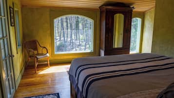 キャビン ベッド (複数台) パティオ マウンテンビュー (Off Grid Retreat) | 2 室のベッドルーム、客室ごとに異なる装飾、客室ごとに異なるインテリア、ベッドシーツ