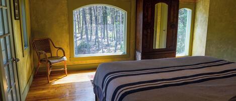 Cabaña, varias camas, patio, vista a la montaña (Off Grid Retreat) | 2 habitaciones, decoración personalizada y muebles diferentes
