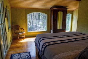 キャビン ベッド (複数台) パティオ マウンテンビュー (Off Grid Retreat) | 2 室のベッドルーム、客室ごとに異なる装飾、客室ごとに異なるインテリア、ベッドシーツ
