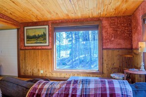 Ferienhütte, Mehrere Betten, Terrasse, Bergblick (Off Grid Retreat) | 2 Schlafzimmer, individuell dekoriert, individuell eingerichtet