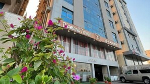 Um edifício de hotel com vários andares e uma placa com a inscrição 'Diamond Tower'.