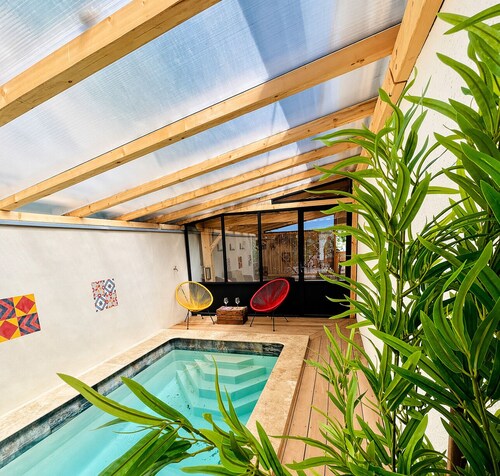 /New air-conditioned country house with heated indoor pool, Provence