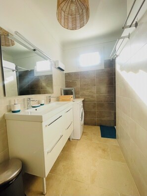 Shower, hair dryer, toilet paper - /New air-conditioned country house with heated indoor pool, Provence (Puyméras)