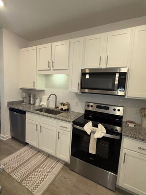 Private kitchen - Beachline Oasis Luxury Retreat Near Beaches (Jacksonville)