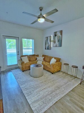 Smart TV - Beachline Oasis Luxury Retreat Near Beaches (Jacksonville)