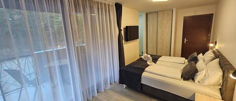 1 bedroom, iron/ironing board, travel cot, Internet
