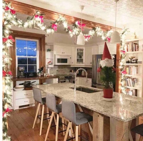 A luxury farmhouse - 6 bedrooms, pool on 12 acres