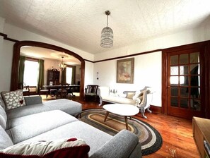 Living area - A luxury farmhouse - 6 bedrooms, pool on 12 acres (Belleville)