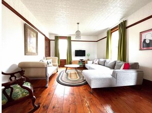 Living area - A luxury farmhouse - 6 bedrooms, pool on 12 acres (Belleville)