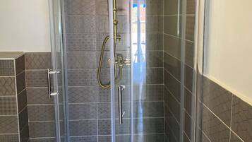Habitación doble económica, vista a la ciudad | Baño | Regadera, amenidades de baño gratuitas, secadora de cabello, toallas