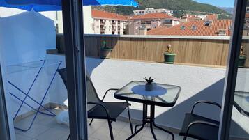 Habitación doble económica, vista a la ciudad | Restaurante al aire libre
