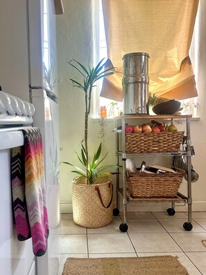 Interior - SUNNY SANTA MONICA GARDEN DUPLEX W ALLEYWAY ENTRANCE + PATIO (Santa Monica)