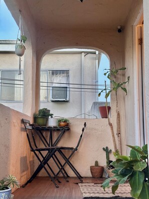 Property grounds - SUNNY SANTA MONICA GARDEN DUPLEX W ALLEYWAY ENTRANCE + PATIO (Santa Monica)
