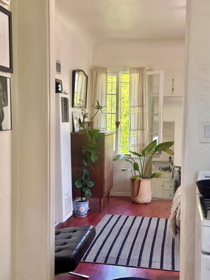 Interior - SUNNY SANTA MONICA GARDEN DUPLEX W ALLEYWAY ENTRANCE + PATIO (Santa Monica)