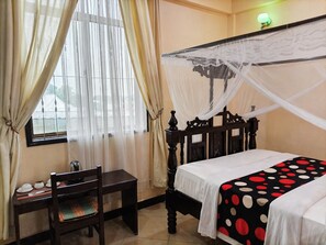 Desk, laptop workspace, free WiFi - Hedaru Palace Hotel (Hedaru)