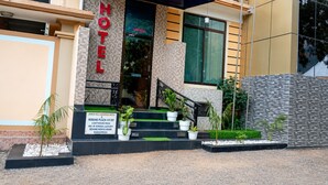 Entrada de un hotel con un cartel que indica 'JENGO HILL LUXURIOUS HOTEL' y 'NEBAND PLAZA KENTOFF LIGHTHOUSE ROAD CERCA DE VIHIGA, Lujo Detrás Del Banco De Kenia, Kakamega'.