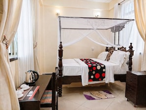 Standard Double Room | Desk, laptop workspace, free WiFi - Hedaru Palace Hotel (Hedaru)