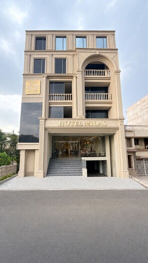 A multi-story hotel with a grand entrance, balconies, and a prominent 'HOTEL MIDAS' sign. - Hotel Midas (Sagar)