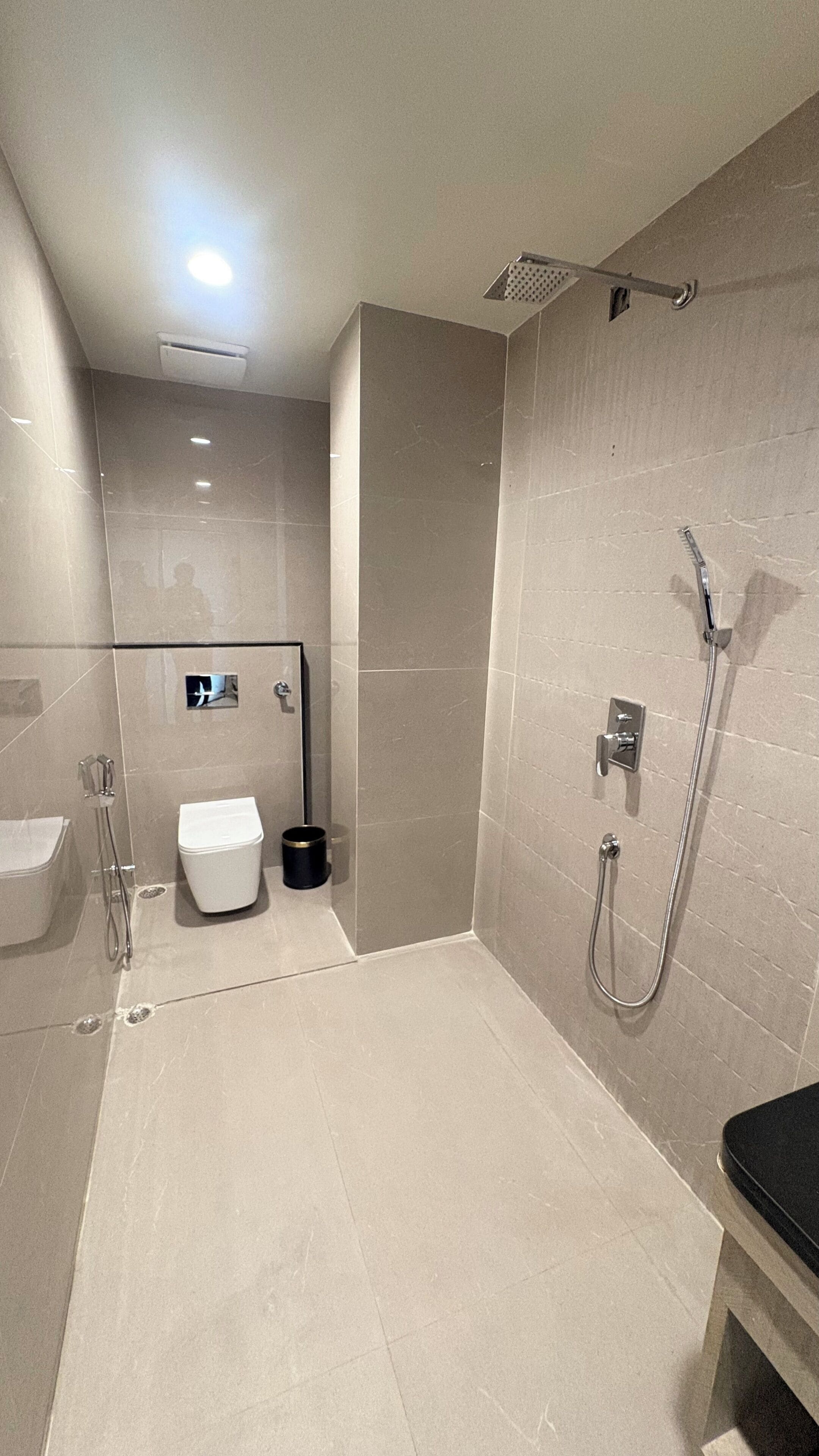 Habitación superior | Baño | Ducha, artículos de higiene personal gratuitos, toallas y jabón