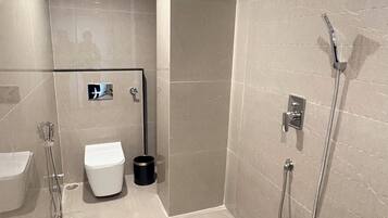 Habitación superior | Baño | Ducha, artículos de higiene personal gratuitos, toallas y jabón