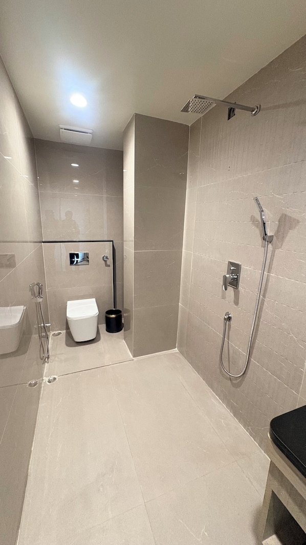 Superior Room | Bilik Mandi | Pancuran mandi, kelengkapan dandanan diri percuma, tuala disediakan 