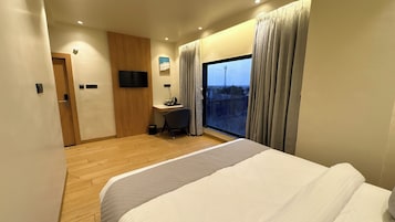 Escritorio, espacio para trabajar con laptop y wifi gratis