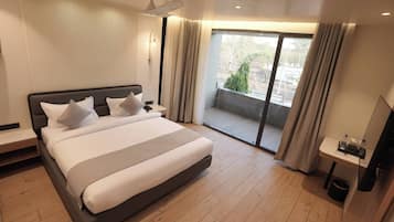 Suite | Desk, laptop workspace, free WiFi