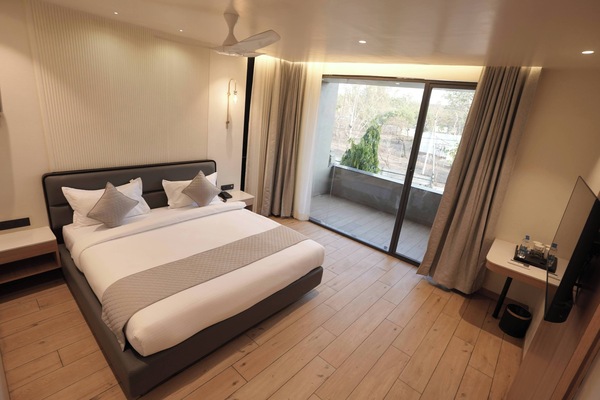 Suite | Desk, laptop workspace, WiFi (free)