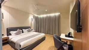Desk, laptop workspace, free WiFi - Hotel Midas (Sagar)