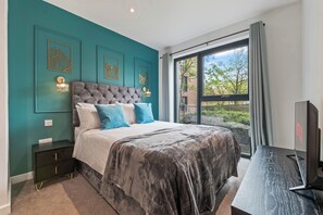 2 bedrooms, iron/ironing board, travel cot, free WiFi - Cosy Apartment| 10 min walk to New St| Sleeps 6 (Birmingham)