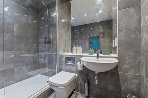 Hair dryer, towels, soap, shampoo - Cosy Apartment| 10 min walk to New St| Sleeps 6 (Birmingham)