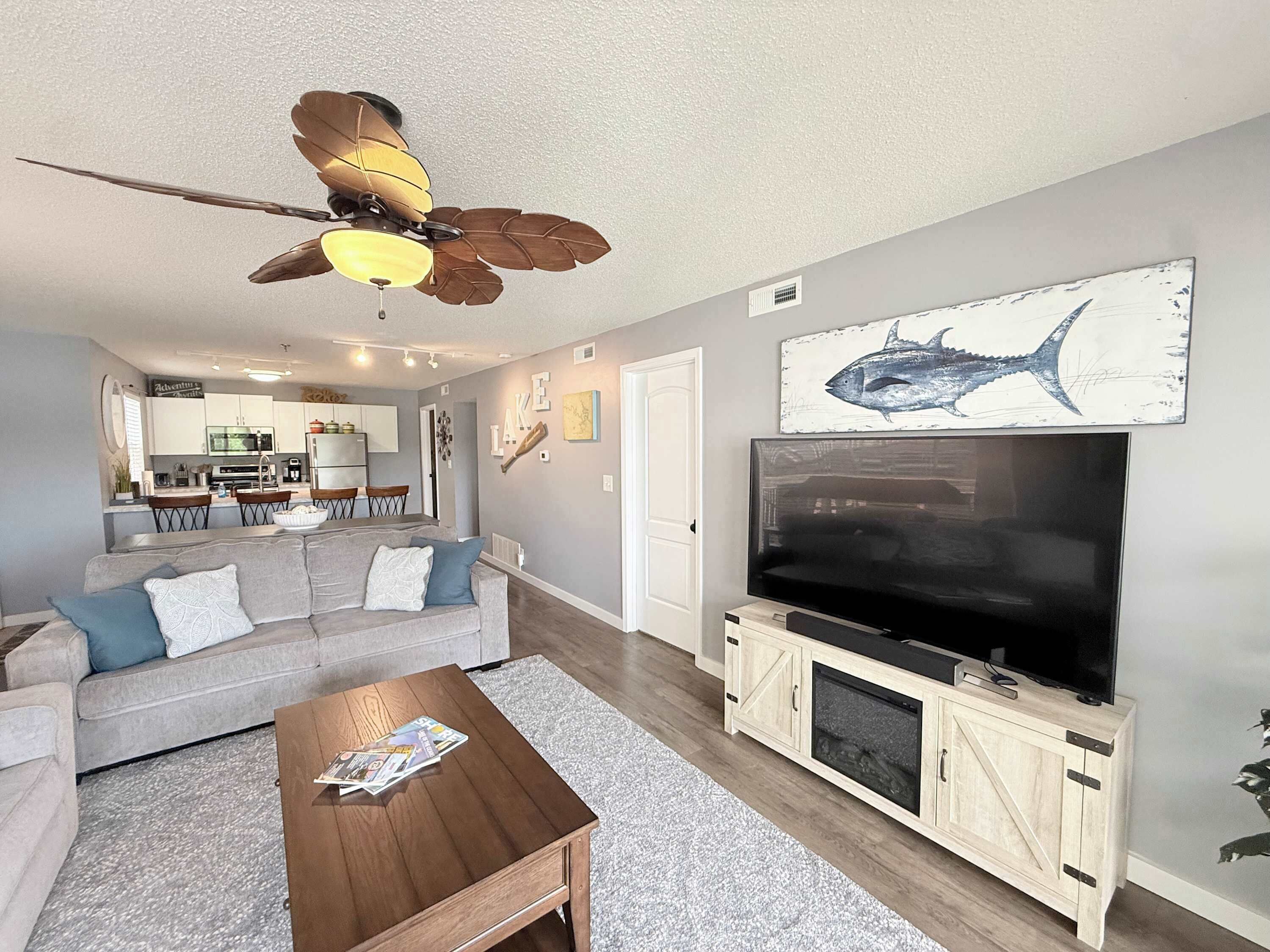 Condo, varias camas, cocina (Lakefront Vibes) | Área de sala de estar