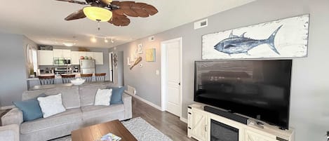 Condo, varias camas, cocina (Lakefront Vibes) | Área de sala de estar