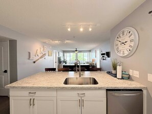 Condo, varias camas, cocina (Lakefront Vibes) | Interior
