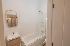 Shower, towels, soap, toilet paper - Fully Furnished Town Centre 3 Bed Apartments for Contractors + Parking (Ipswich)