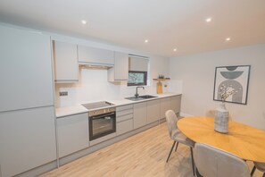 Fridge, microwave, oven, stovetop - Fully Furnished Town Centre 3 Bed Apartments for Contractors + Parking (Ipswich)