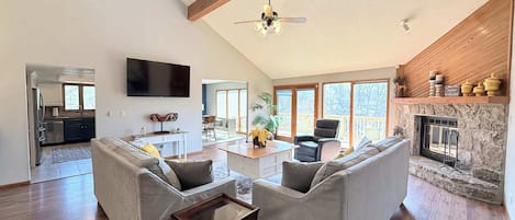 House, Multiple Beds, Patio (Cozy Cove Escape) | Living area