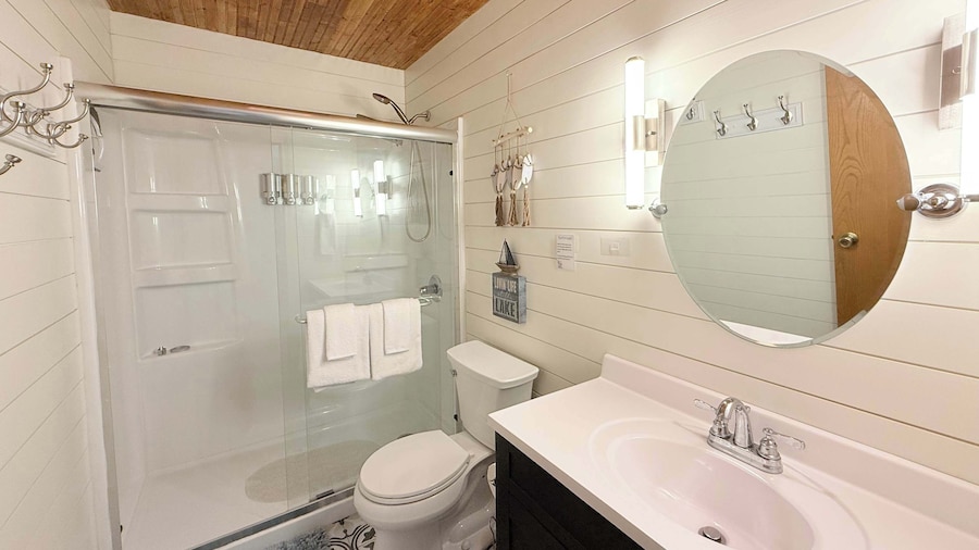 Cozy Cove Escape Lakefront