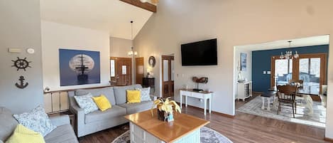 บ้านพัก, หลายเตียง, ลานระเบียง (Cozy Cove Escape) | บริเวณนั่งเล่น