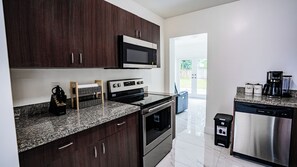 Private kitchen - Charming 3-bedroom house in Biscayne Gardens Miami (Miami)