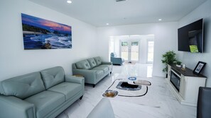 Living area - Charming 3-bedroom house in Biscayne Gardens Miami (Miami)