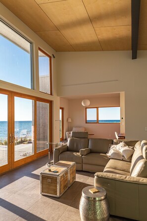 TV, books - Pet Friendly, 4 bedrooms, direct beach access (Northport)