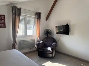 3 habitaciones, tabla de planchar con plancha y acceso a internet 