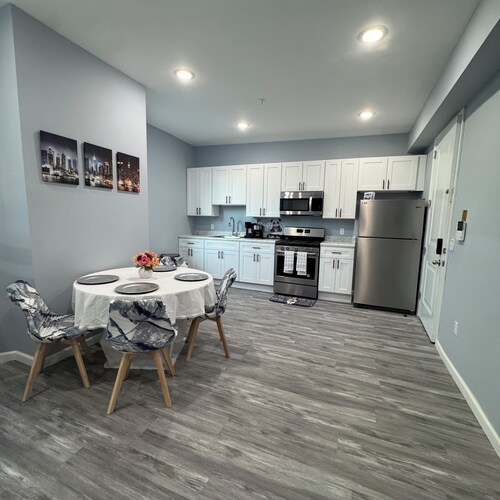 Cozy 1-bedroom apartment in delightful Newark with AC