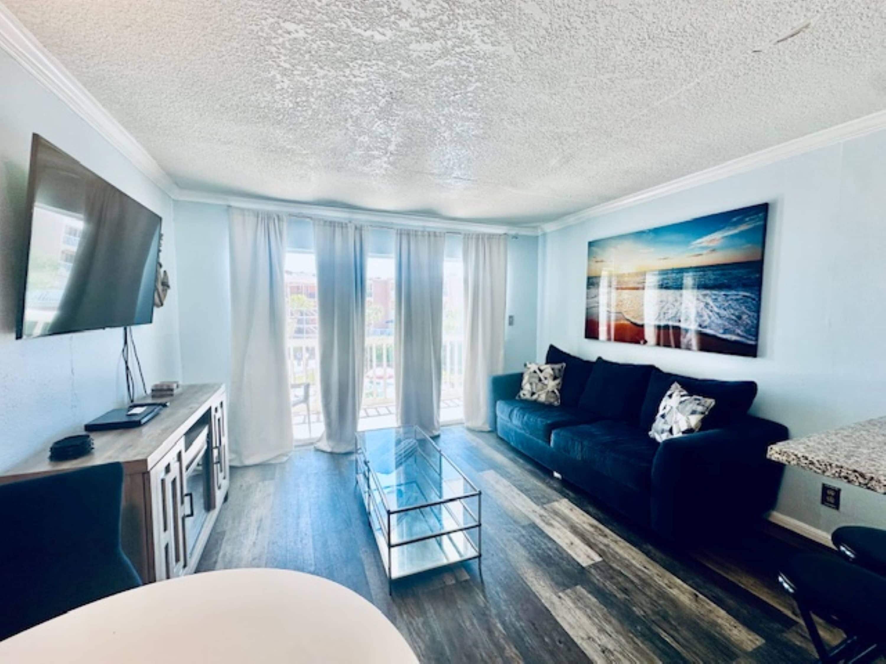 Apartamento, varias camas, balcón, vistas al mar (Sandy Seawall Escape) | Zona de estar