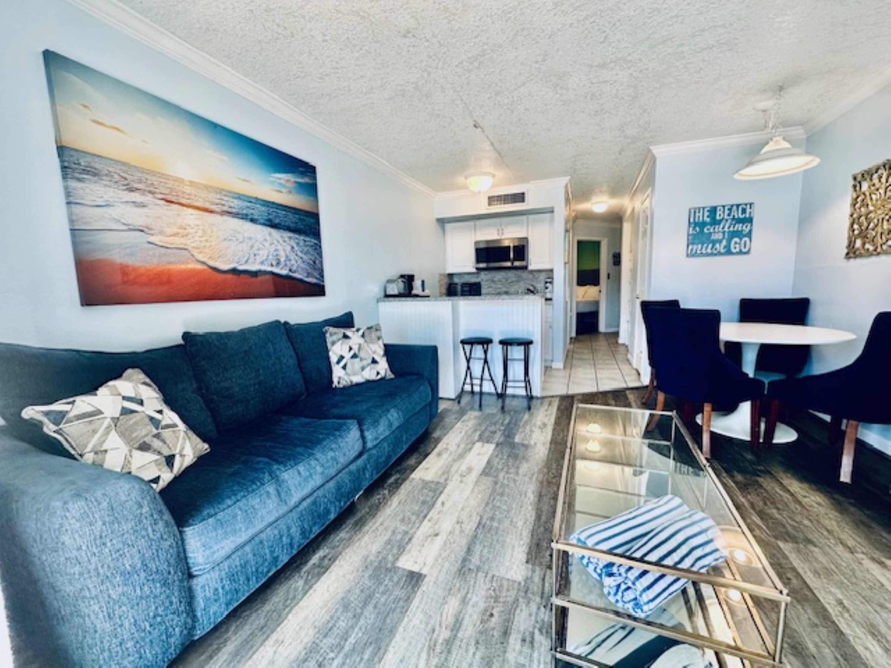 Appart'hôtel, plusieurs lits, balcon, vue océan (Sandy Seawall Escape) | Coin séjour